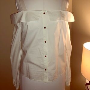 Poplin off-the shoulders button down top.